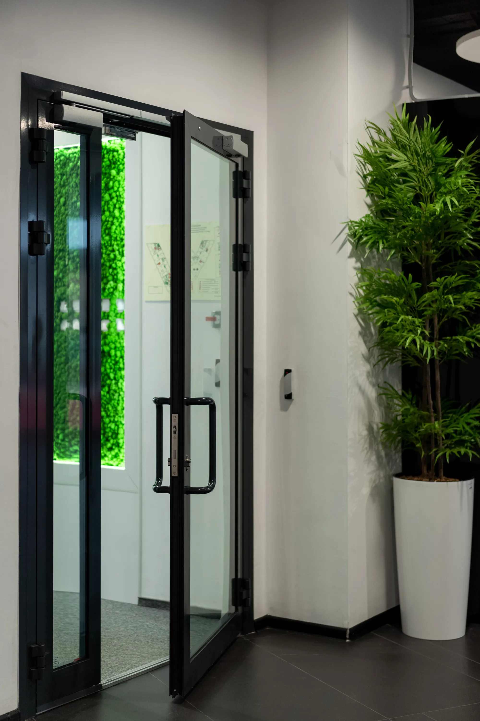 Противопожарные алюминиевые двери