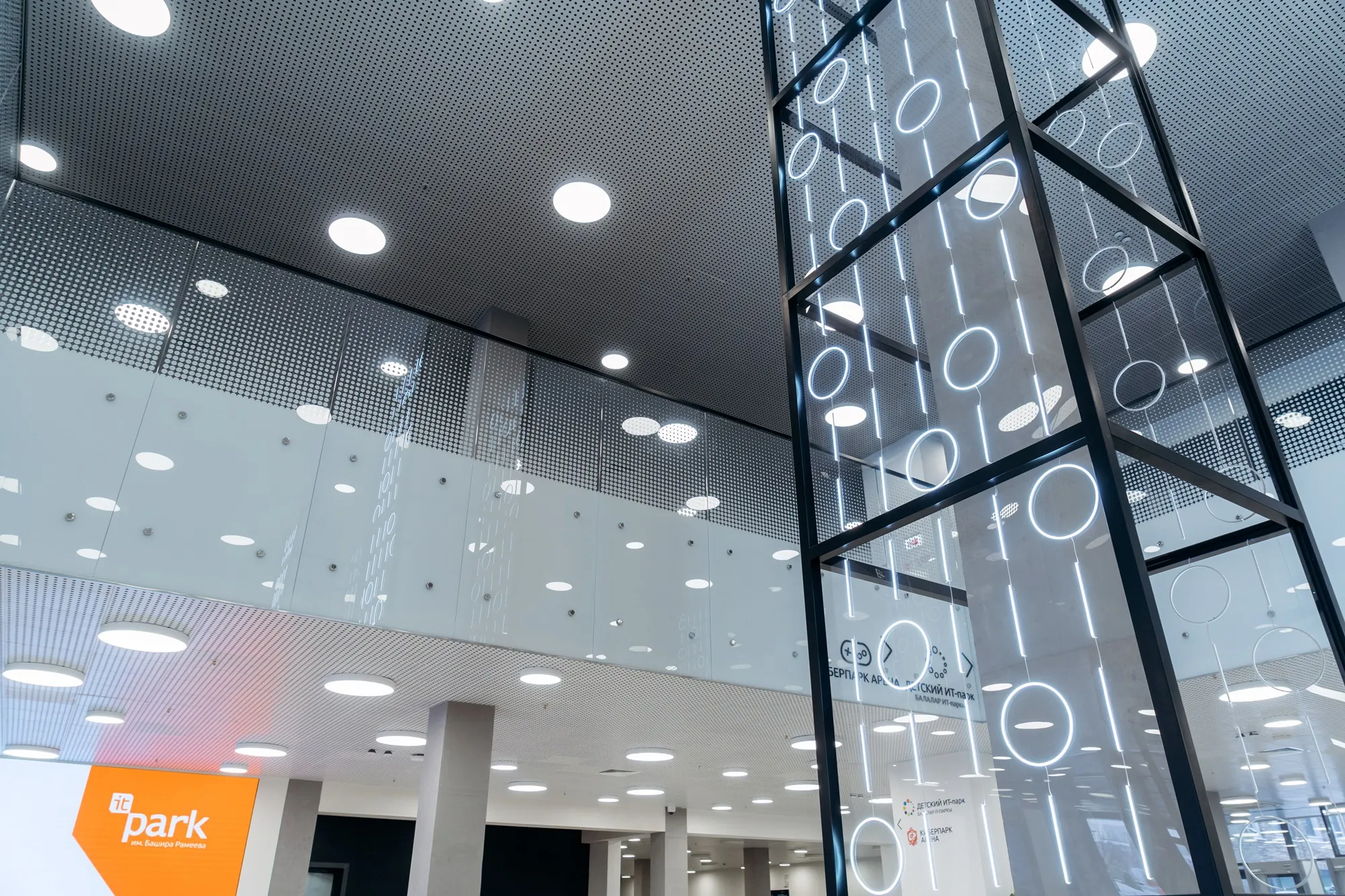 Противопожарные алюминиевые витражи