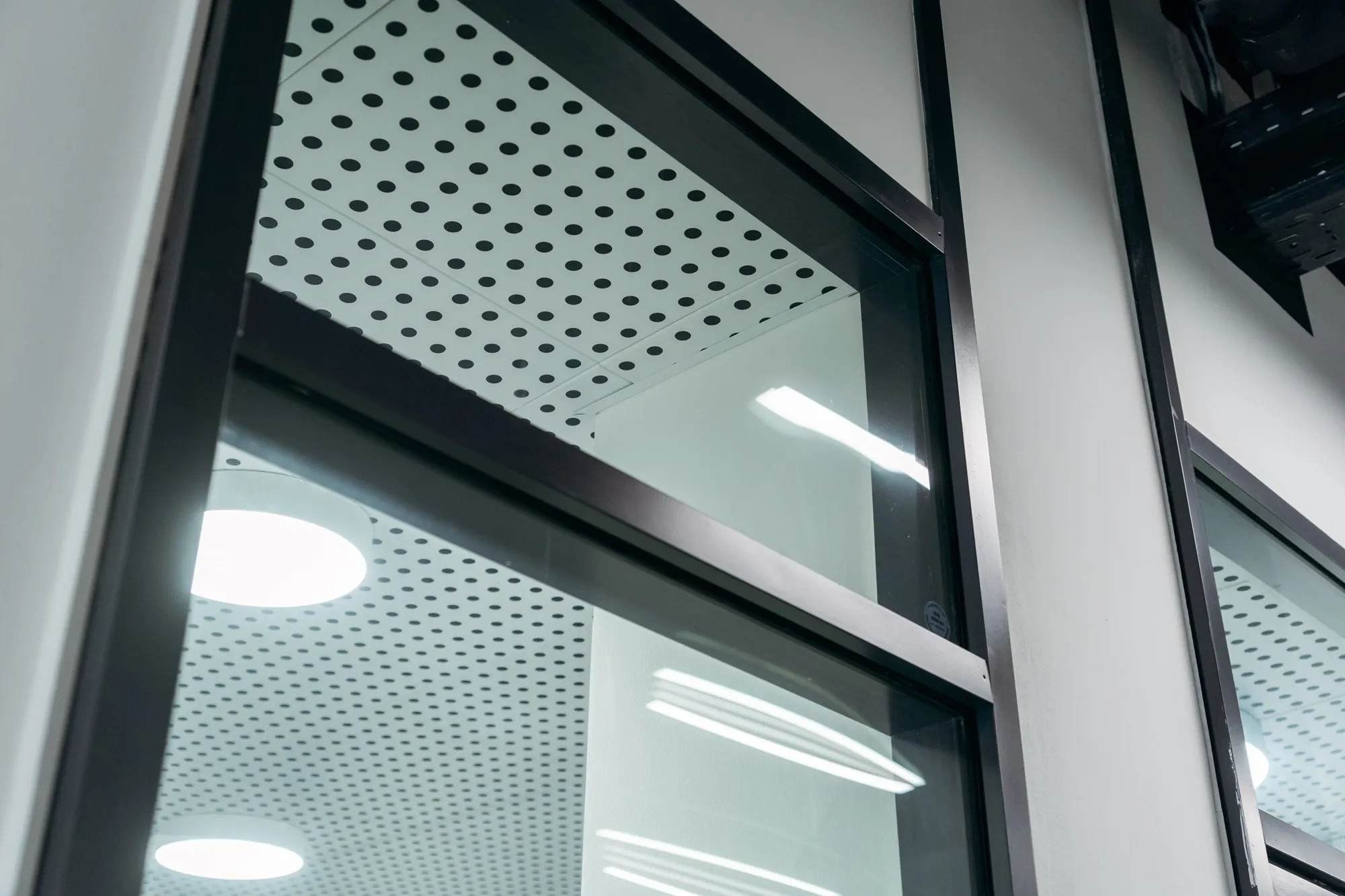 Противопожарные алюминиевые витражи